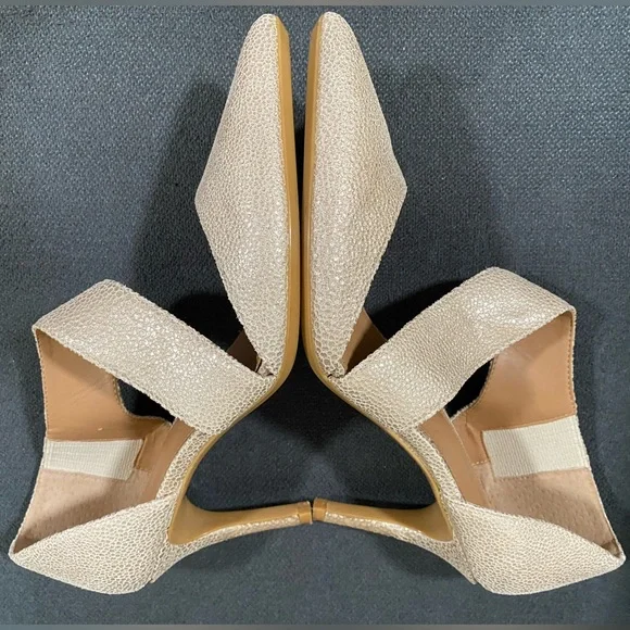 Calvin Klein Gella Pump - Picture 7 of 16